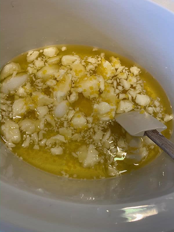 mettre à fondre les beurres et les huiles dans la mijoteuse